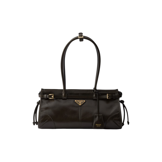Via Manzoni Boutique 出售的 Prada Bonnie 中号森林绿色小牛皮手提包,配有标志性珐琅三角形徽标和搭扣细节。