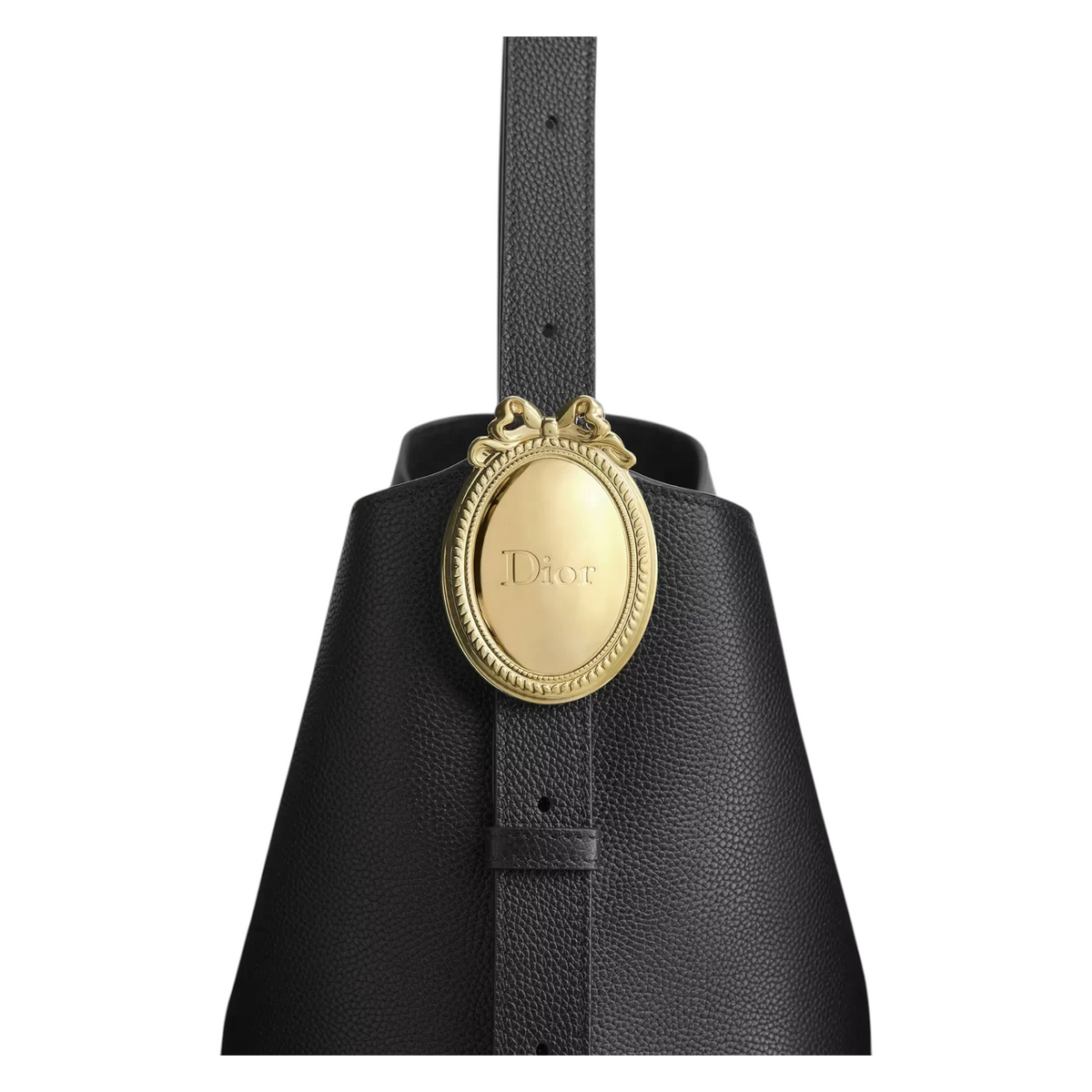 Via Manzoni Boutique 黑色颗粒小牛皮 Dior Médaillon 水桶包，配有标志性金色椭圆形金属饰牌和可调节肩带。