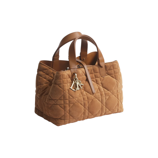 Via Manzoni Boutique 中号 Dior Toujours 手袋，采用金色麂皮山羊皮材质，饰有 Macrocannage 藤格纹缝线和金色 D.I.O.R. 吊饰。
