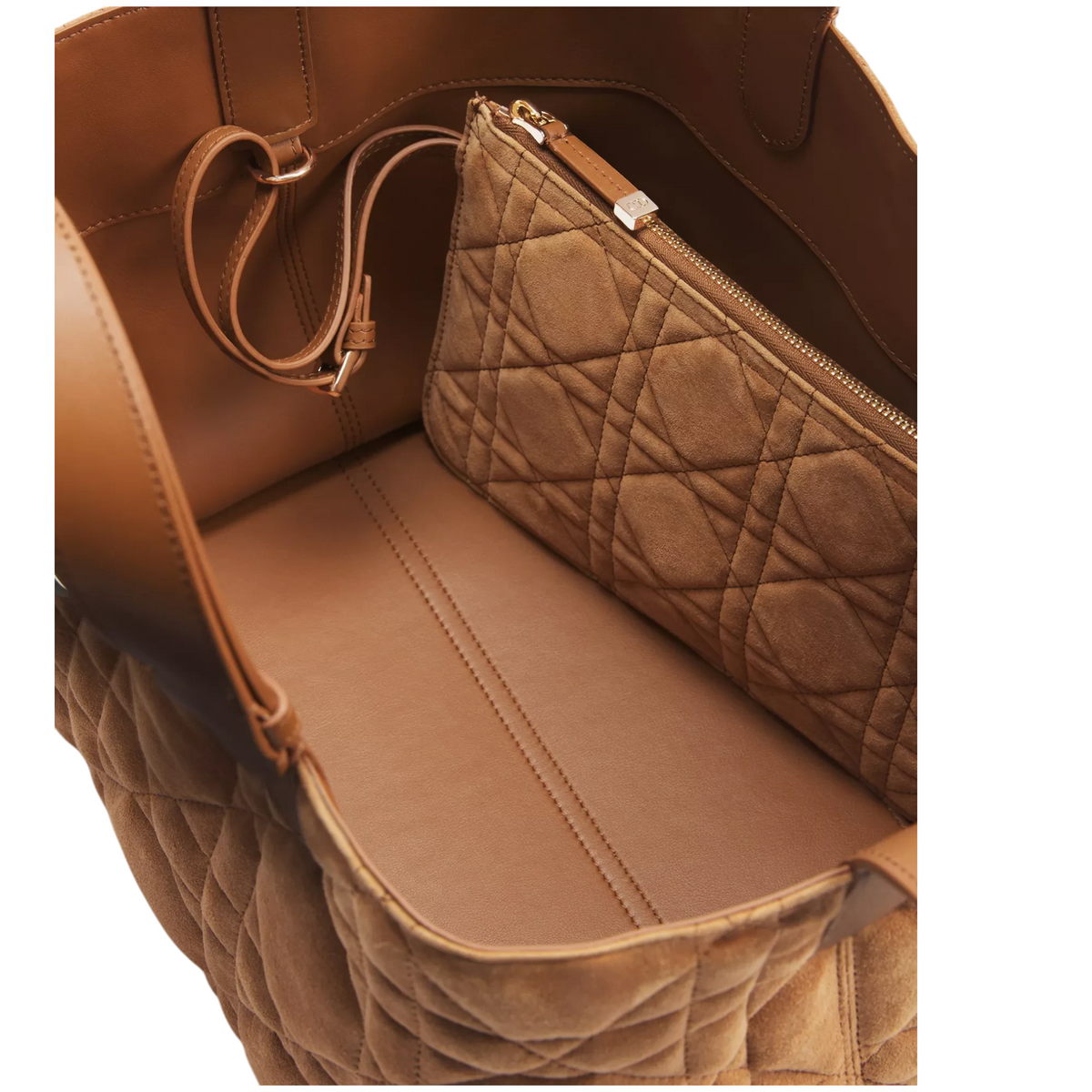 Via Manzoni Boutique 中号 Dior Toujours 手袋内部，采用金色麂皮山羊皮材质，配有 Macrocannage 藤格纹缝线和可拆卸拉链小袋。