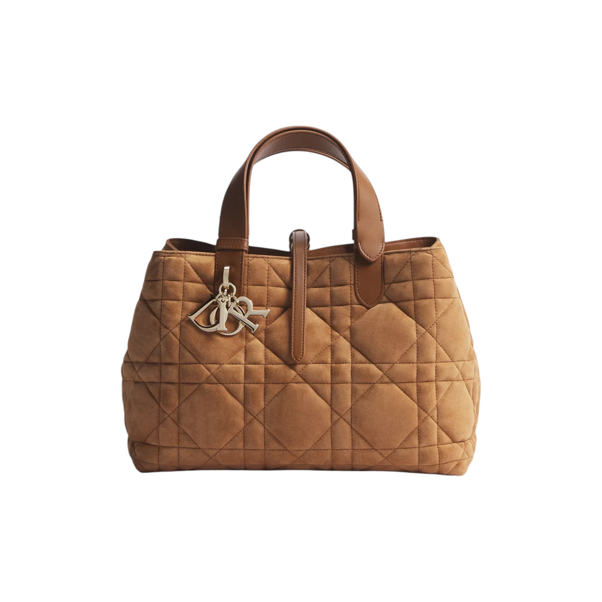 Via Manzoni Boutique 中号 Dior Toujours 手提包，采用金色麂皮山羊皮，饰有标志性 Macrocannage 绗缝工艺和金色 DIOR 吊饰。
